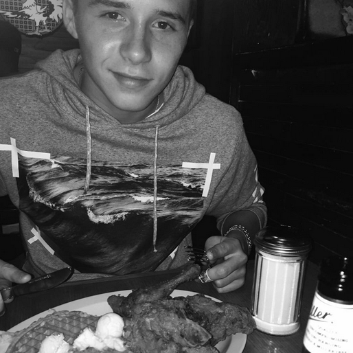 Brooklyn Beckham äter våfflor och kyckling. Brooklyn Beckham äter våfflor och kyckling.
